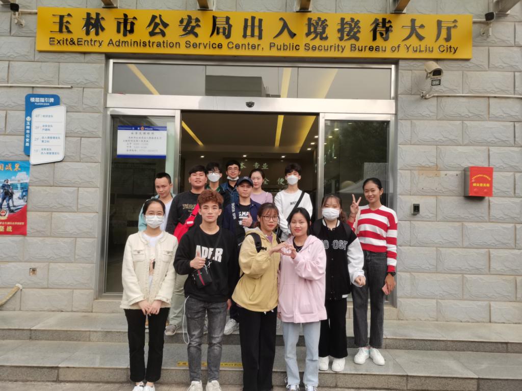 医生掀开奶罩边躁边狠狠躁视频