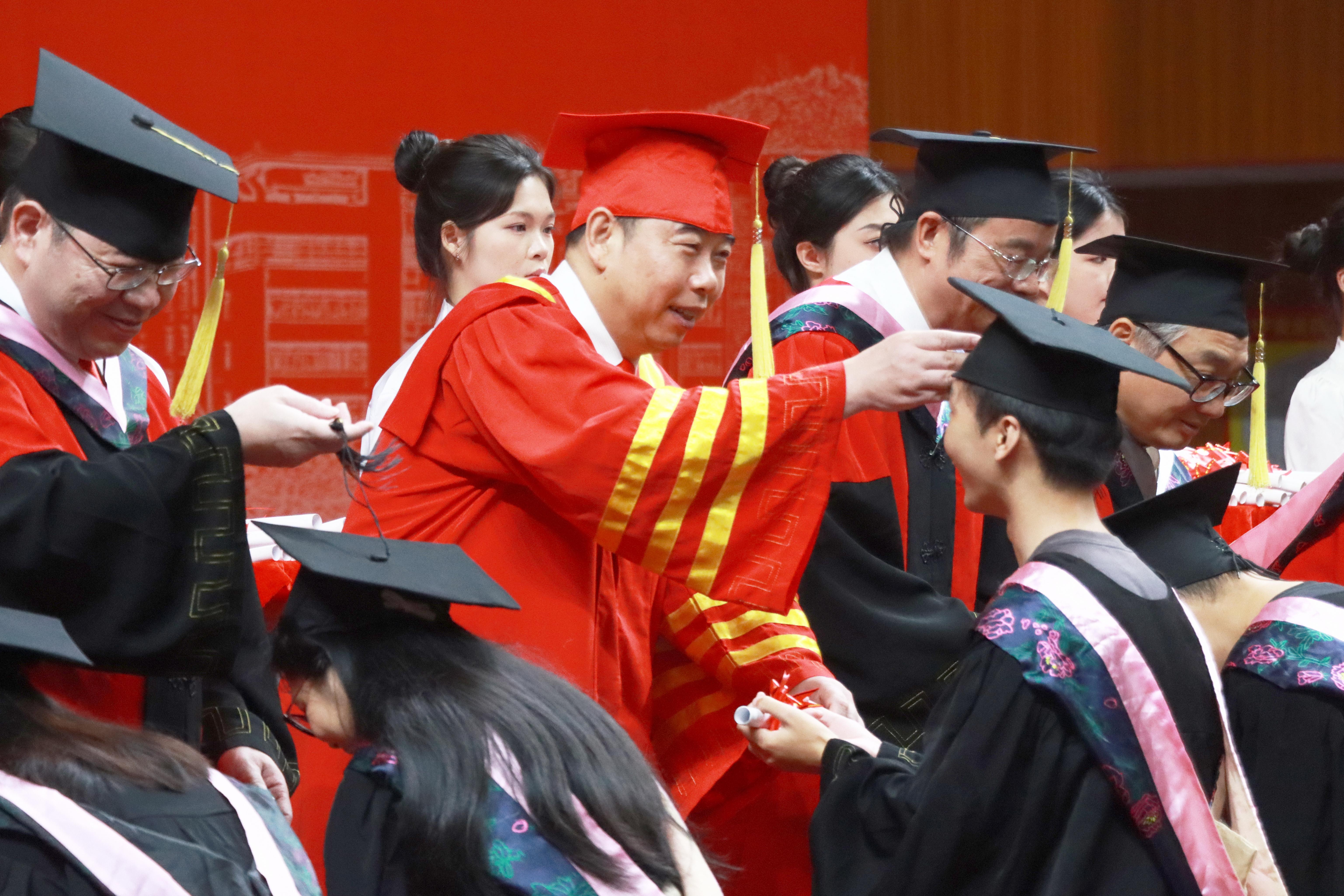 1809171194928529.jpg 14校长拨穗.jpg