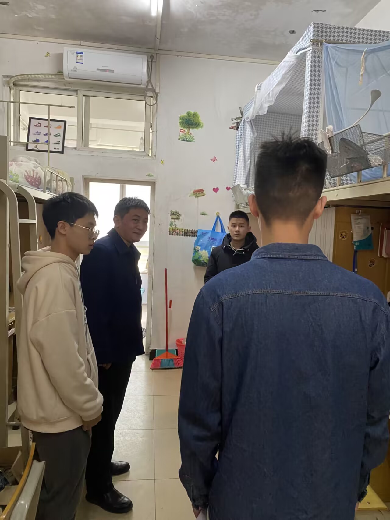 医生掀开奶罩边躁边狠狠躁视频