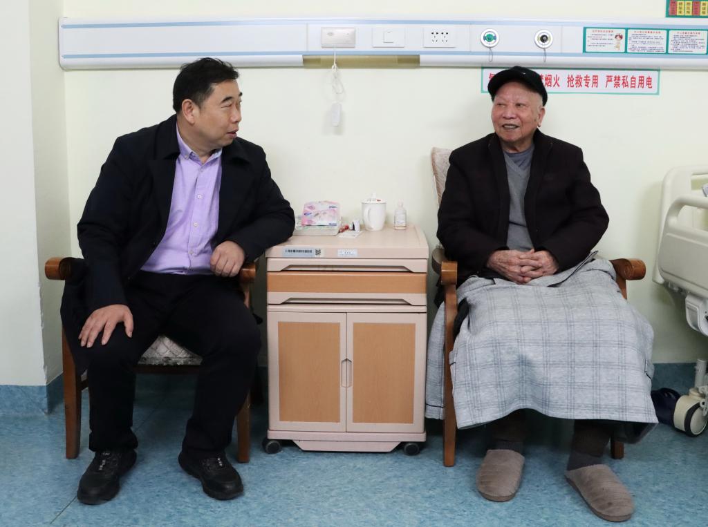 医生掀开奶罩边躁边狠狠躁视频