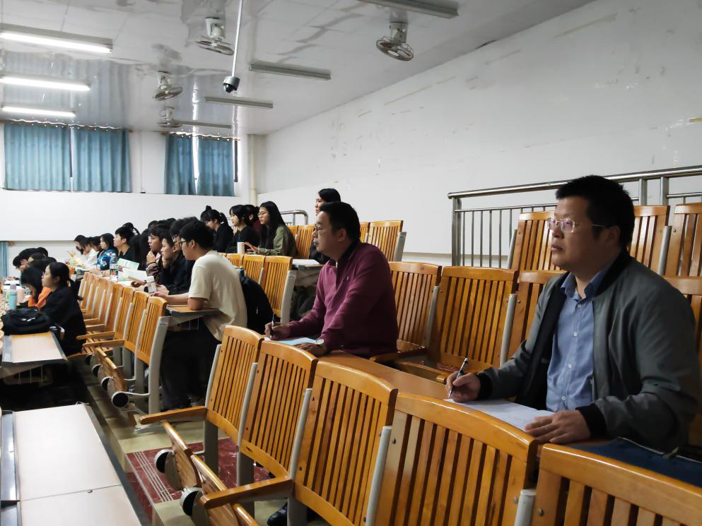 医生掀开奶罩边躁边狠狠躁视频