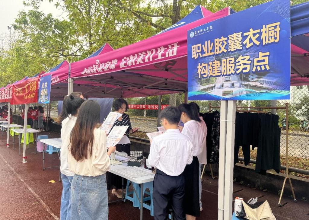 医生掀开奶罩边躁边狠狠躁视频