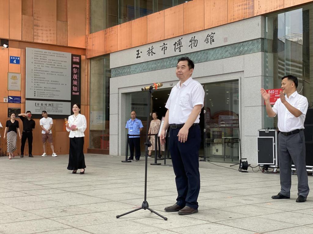 医生掀开奶罩边躁边狠狠躁视频