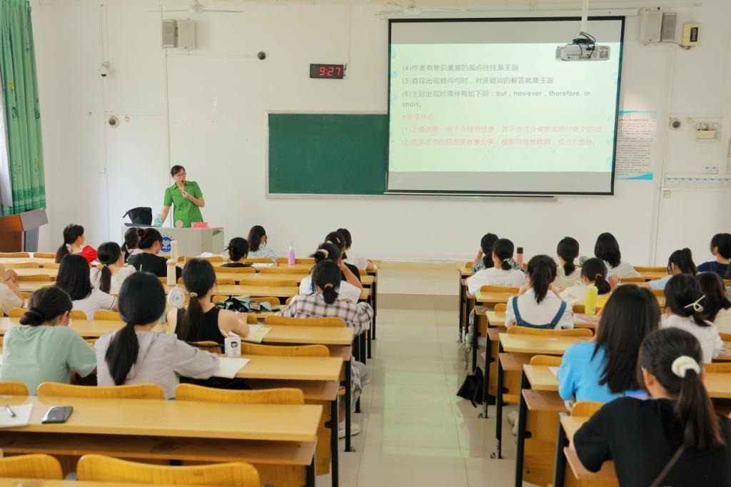 医生掀开奶罩边躁边狠狠躁视频