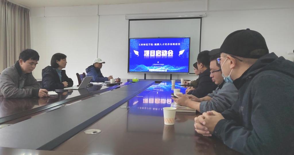 医生掀开奶罩边躁边狠狠躁视频