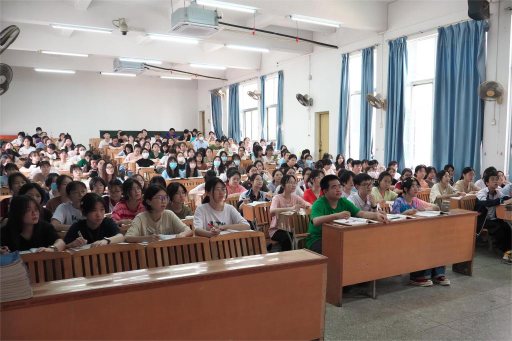 医生掀开奶罩边躁边狠狠躁视频