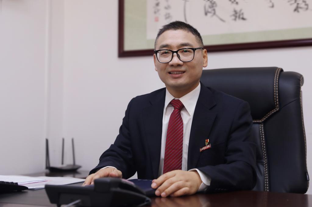 医生掀开奶罩边躁边狠狠躁视频