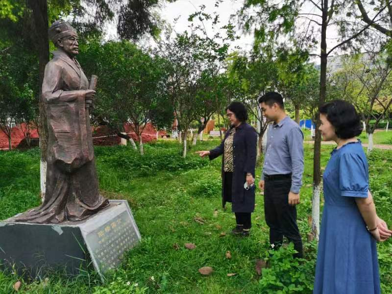 医生掀开奶罩边躁边狠狠躁视频