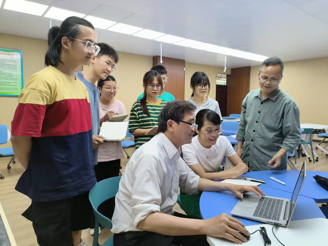 医生掀开奶罩边躁边狠狠躁视频