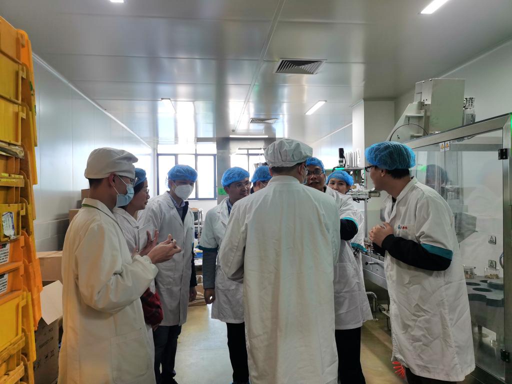 医生掀开奶罩边躁边狠狠躁视频