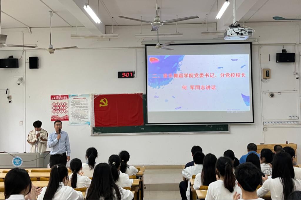 医生掀开奶罩边躁边狠狠躁视频