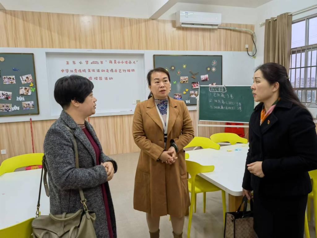 医生掀开奶罩边躁边狠狠躁视频