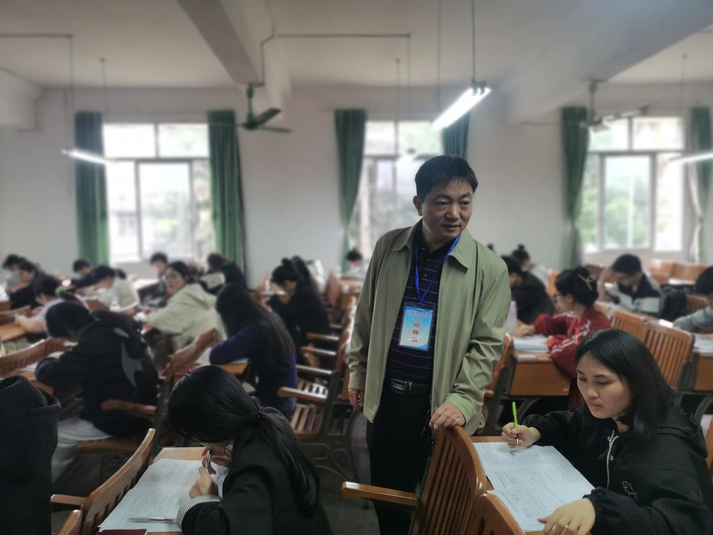 医生掀开奶罩边躁边狠狠躁视频