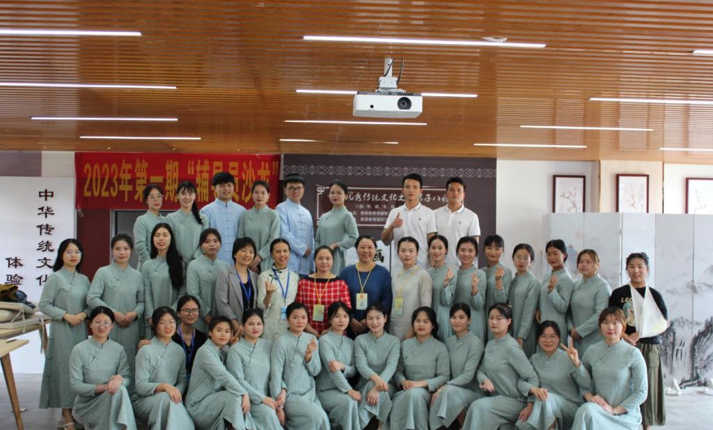 医生掀开奶罩边躁边狠狠躁视频