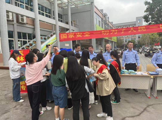医生掀开奶罩边躁边狠狠躁视频