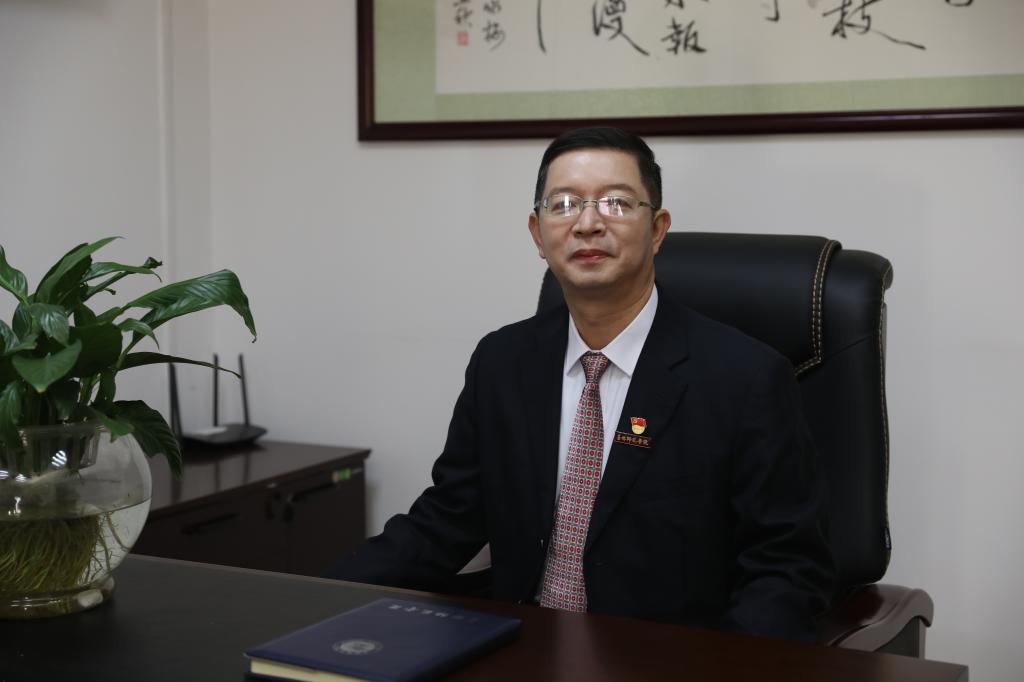 医生掀开奶罩边躁边狠狠躁视频