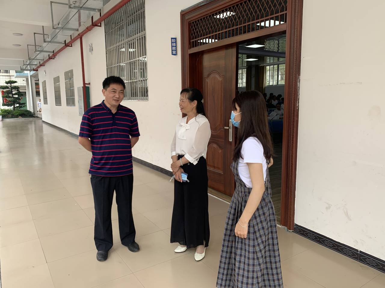 医生掀开奶罩边躁边狠狠躁视频