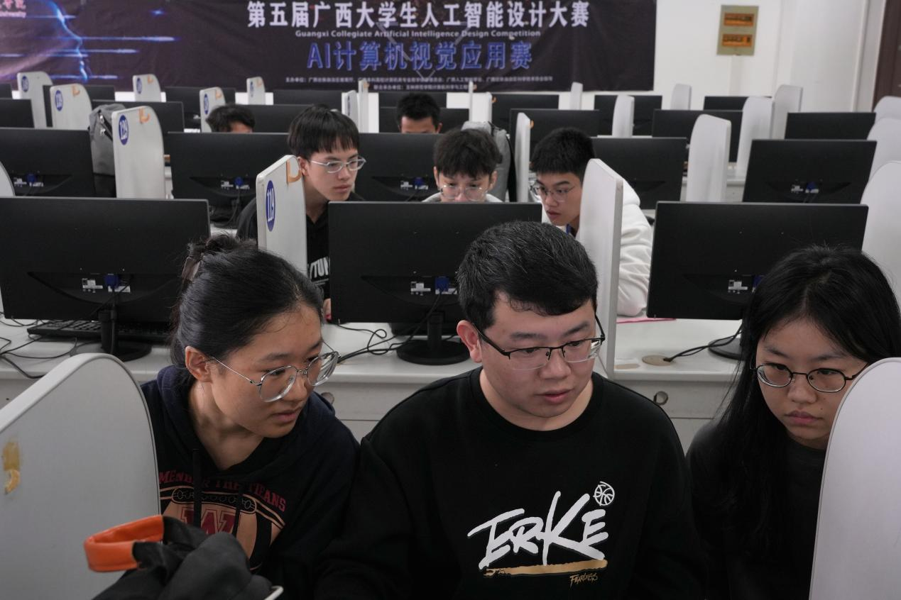 医生掀开奶罩边躁边狠狠躁视频