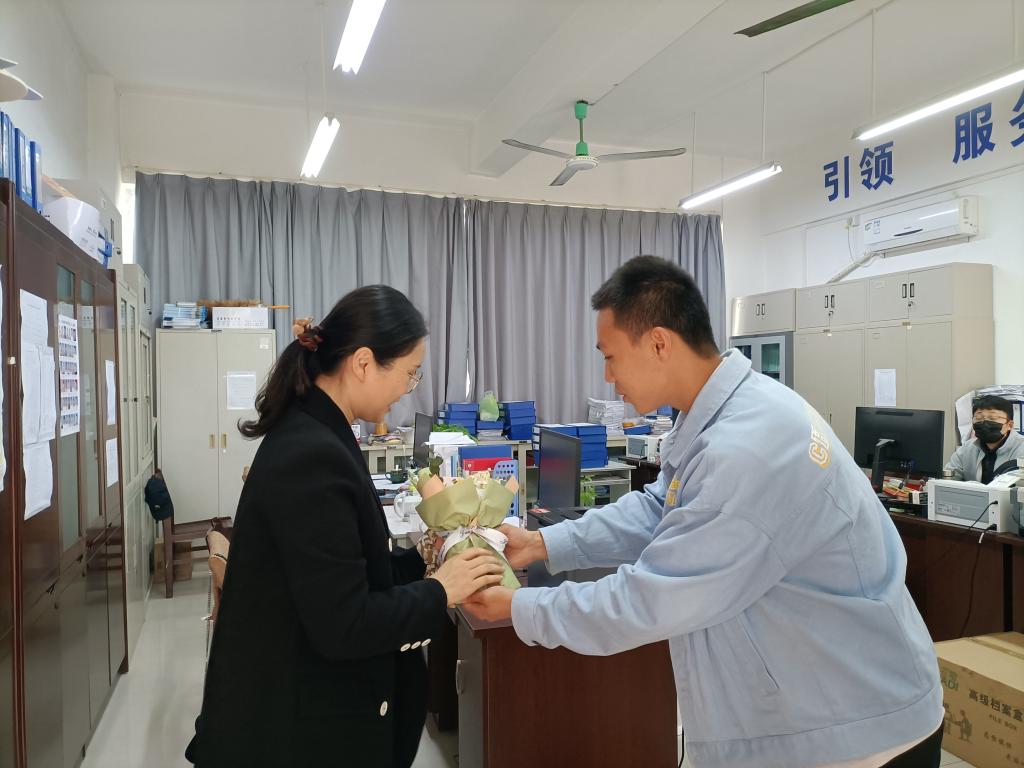 医生掀开奶罩边躁边狠狠躁视频