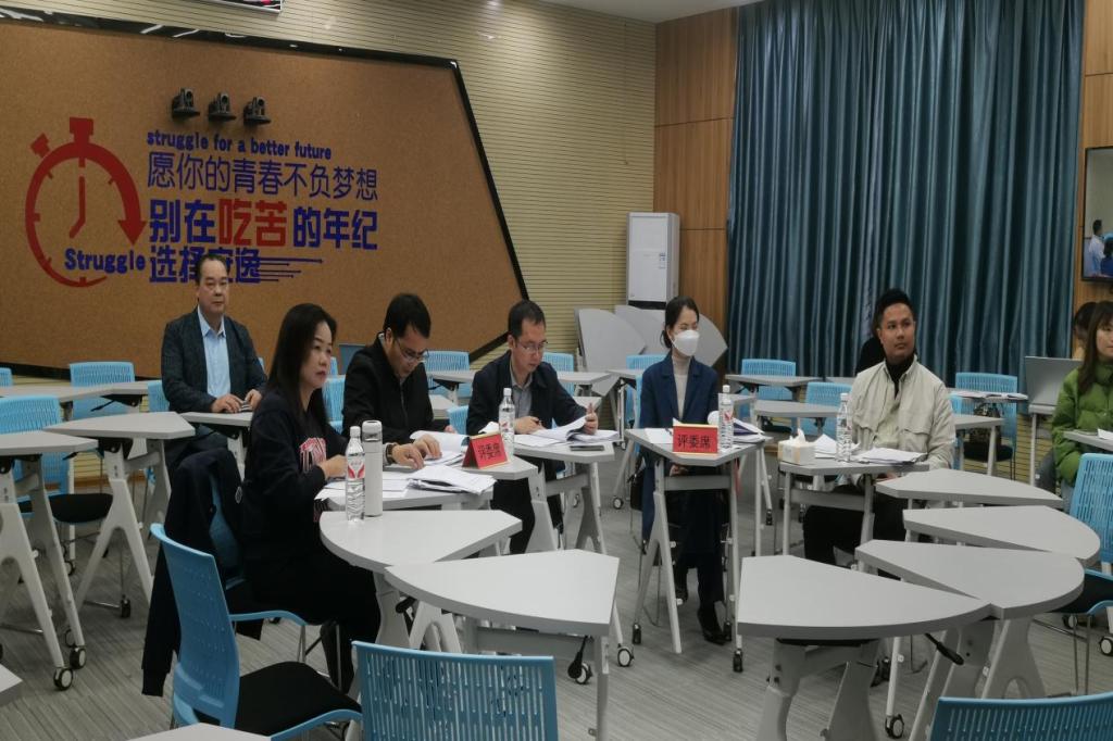 医生掀开奶罩边躁边狠狠躁视频
